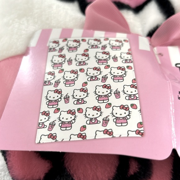 Hello Kitty NWT plush blanket - Picture 3 of 4